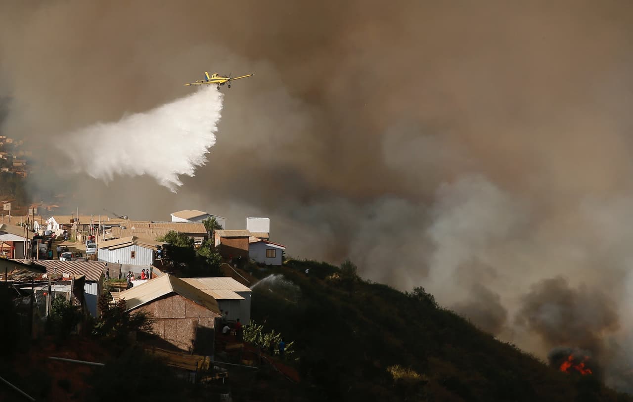 Las ciudades de Valparaíso y Viña del Mar, en el centro de Chile, fueron puestas bajo alerta roja por el fuego que arrasó con 230 hectáreas en pocas horas, y que la noche del domingo continuaba activo en algunas zonas, según Onemi.