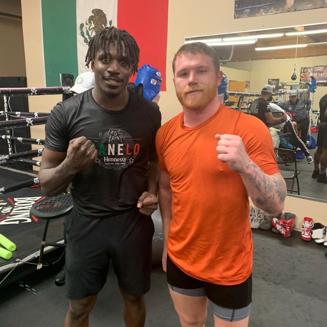 Luego de separarse de Golden Boy Promotions y su sociedad con Óscar de la Hoya, 'Canelo' montó su propia compañía para promocionar deportistas, una empresa que espera sea de largo plazo y en la que se pueda dedicar después de retirarse del boxeo.