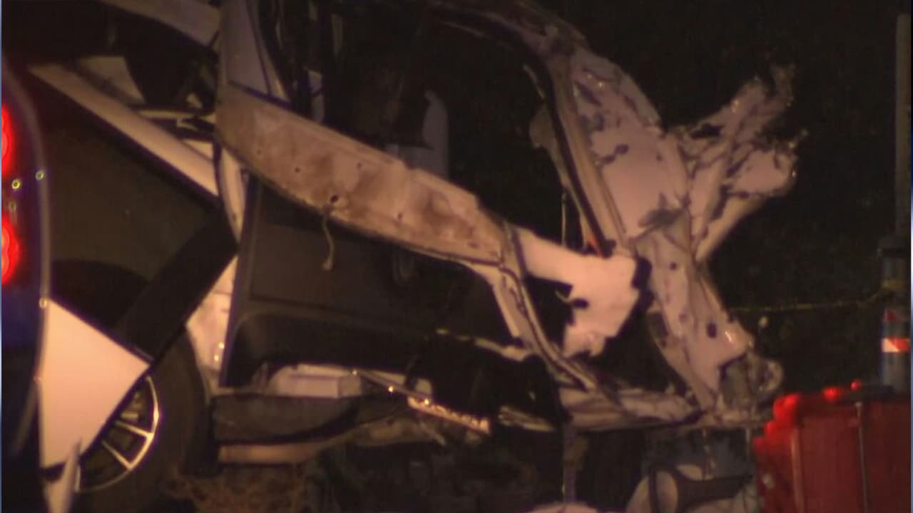 Según las autoridades, el auto ya estaba fuera del cruce cuando las líneas divisorias bajaron. La conductora creyó que estaba fuera de las vías, pero desafortunadamente el tren igualmente alcanzó el carro donde estaba Anton Solorio.
<br>