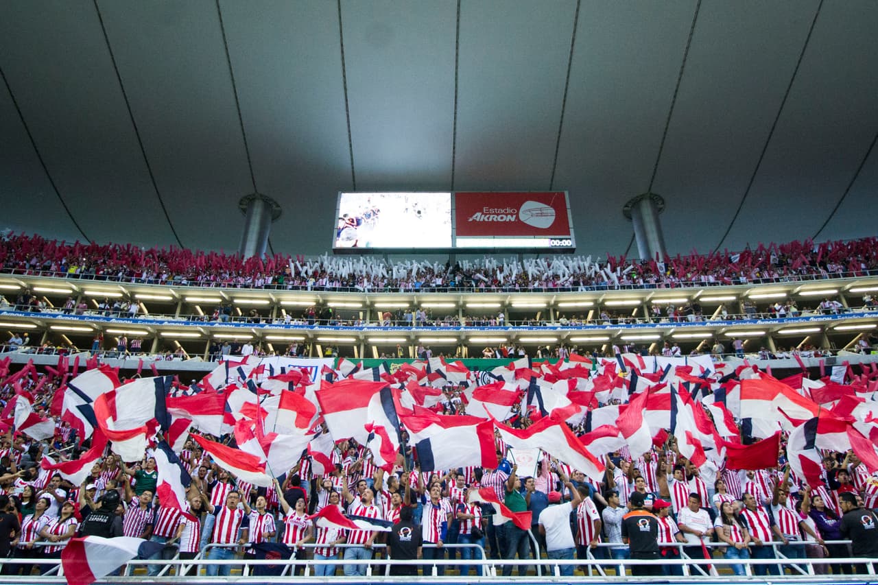 Los fanáticos de Chivas asistieron al Estadio Akron con la ilusión de cambiar la historia tras la derrota y eliminación en Copa MX la semana anterior.