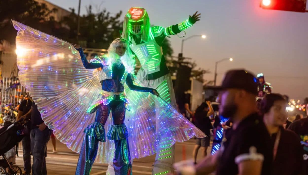 El famoso UFO Festival transforma la ciudad en una fiesta fuera de este mundo, con desfiles, shows de drones y más.