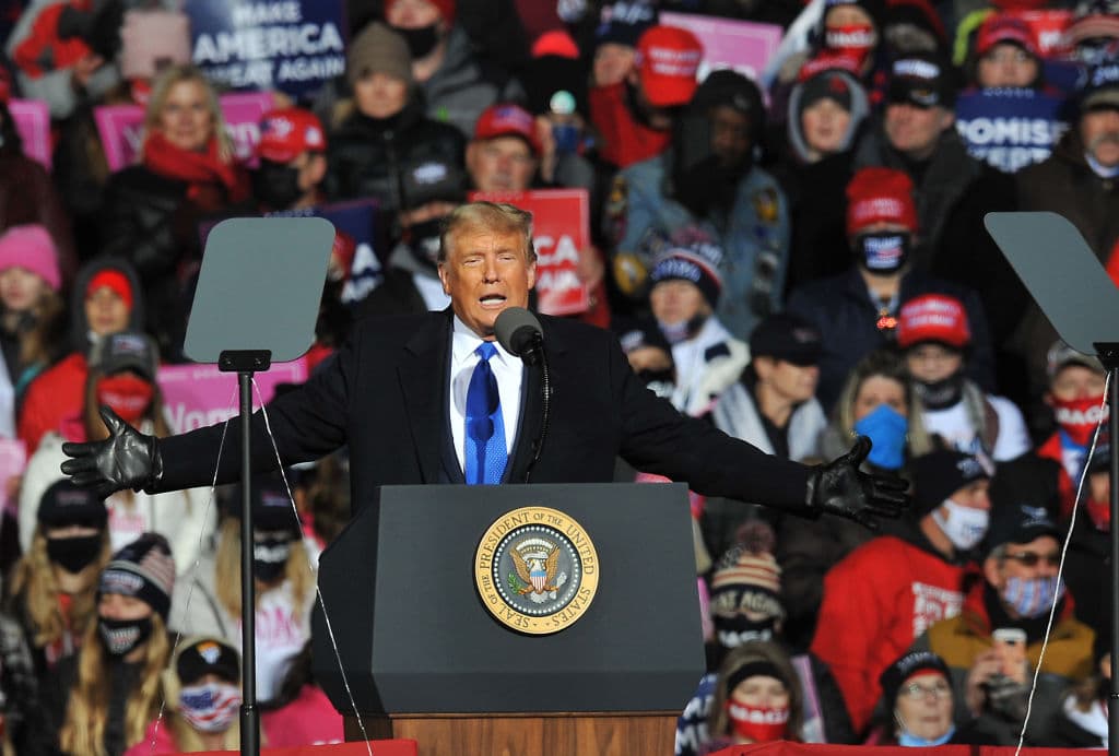 El presidente Trump en el evento en Omaha. Muchos de los asistentes que esperaban por los autobuses que los trasladaron hacia evento debieron esperar horas con gélidas temperaturas.