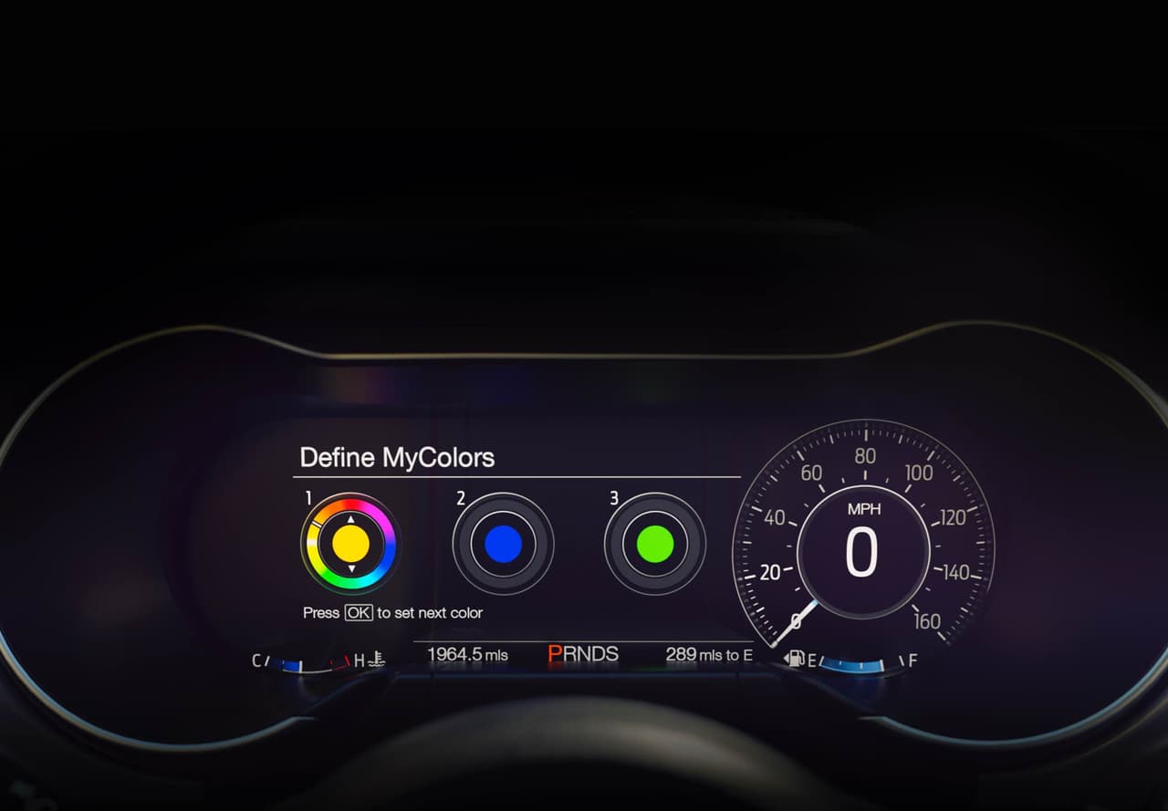 La gran novedad en el interior del Mustang sin embargo, es el reemplazo de los instrumentos por una pantalla LED de 12 pulgadas con un aspecto distinto para cada modo de manejo (Económico, Normal, Deportivo y Pista). Los nuevos instrumentos digitales, que serán opcionales en los niveles más altos del Mustang, pueden ser configurables a gusto del dueño del vehículo.,