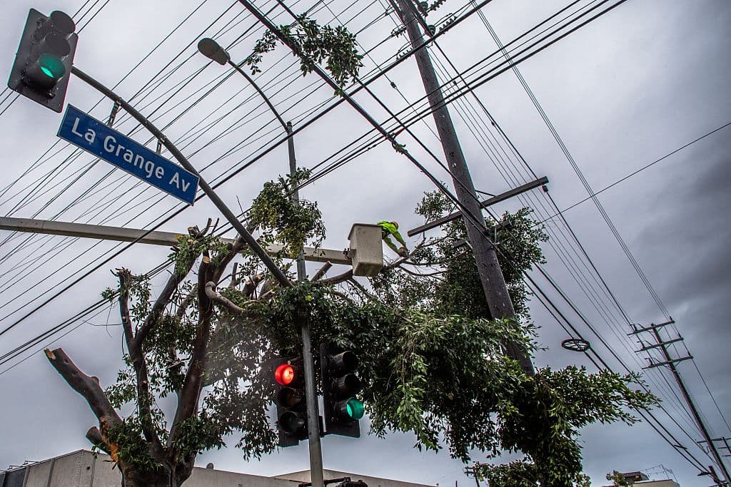 La tormenta, que comenzó a afectar la Bahía de San Francisco el miércoles, produjo precipitaciones generalizadas en el sur de California desde el viernes. El Servicio Meteorológico Nacional pronostica más de 30 centímetros de nieve en algunas áreas de Sierra Nevada.