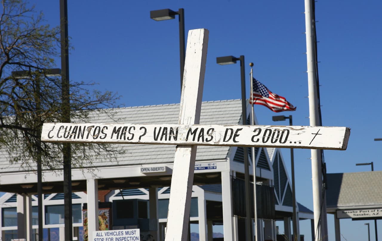 Una cruz colocada en Sasabe, Sonora, en honor de los migrantes que han fallecido en su camino a EEUU.