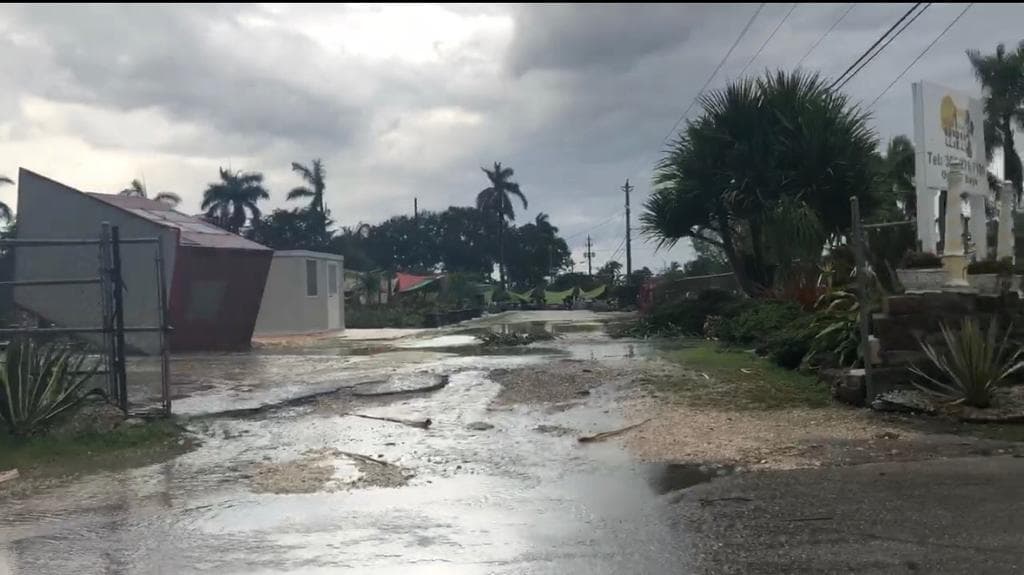 La lluvia ocasionó estragos en algunos sectores de Bird Road en donde estas casas fueron afectadas.