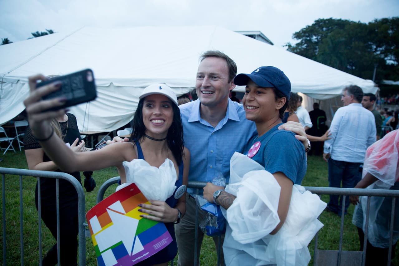 El candidato demócrata al Senado por Florida, Patrick Murphy, asistió a la actividad para apoyar a Clinton y, además, darse a conocer.