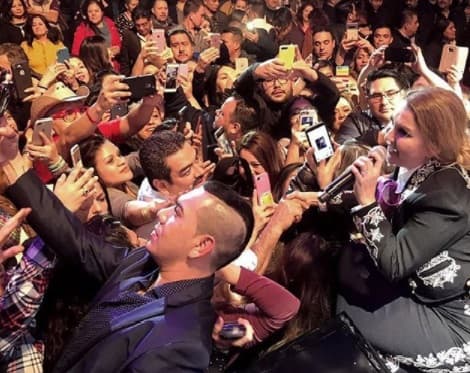 A pesar del éxito que 'la güerita consentida' ha tenido a lo largo de su carrera, los problemas personales han marcado su vida. Durante 2009 y 2010, Alicia perdió a su hermano en un accidente automovilístico y enfrentó dos demandas en su contra por despido injustificado, que terminaron en el embargo de su casa en Monterrey y otros bienes.