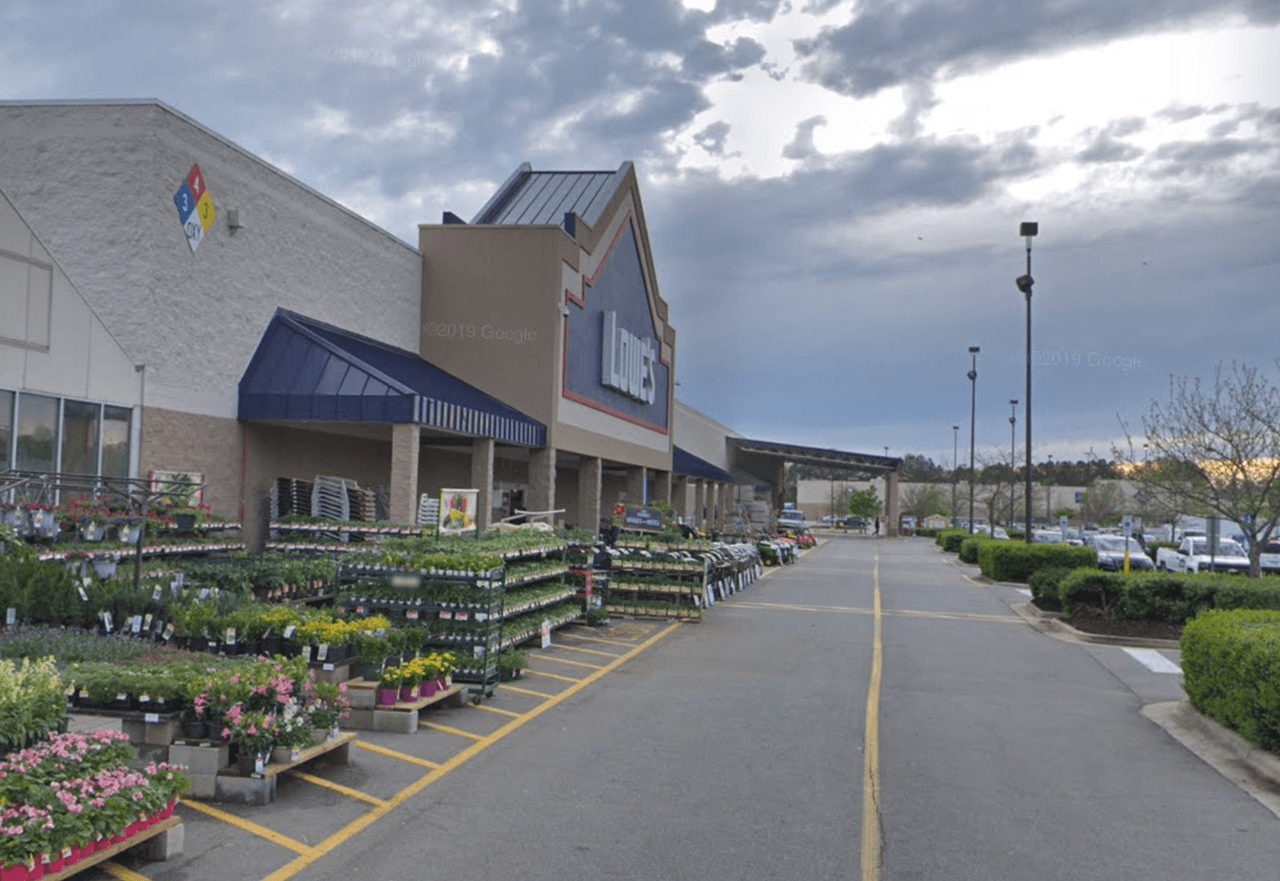 27 de febrero: Lowe's Home Improvement ubicado en el 4601 de Capital Boulevard