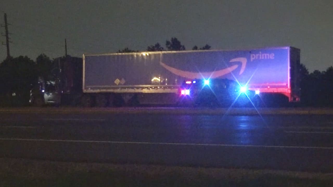 Hombre muere tras estar de pie en medio de la carretera: camión de Amazon lo atropelló