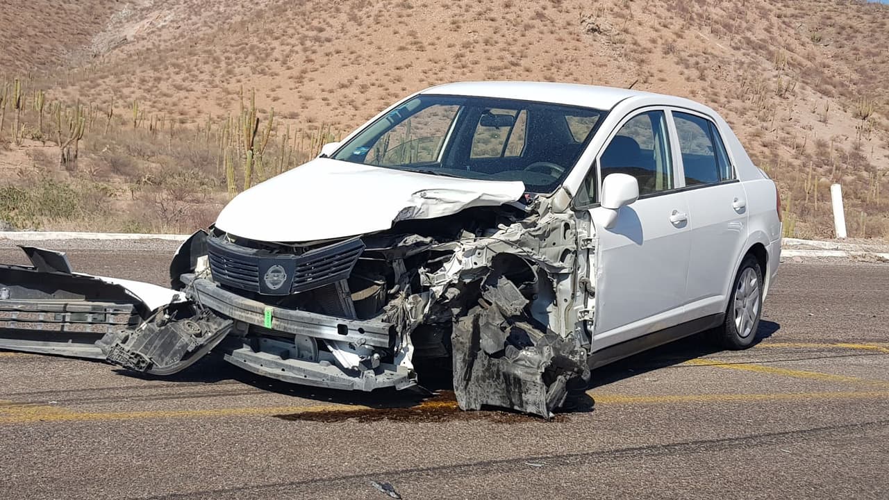 <b>¿Quién es responsable de los daños causados por objetos en las autopistas de Texas? </b>La responsabilidad por los daños provocados por objetos en las autopistas puede recaer en varios actores, dependiendo de las circunstancias del incidente.
<b>Si un objeto que impactó tu vehículo se desprendió de otro auto, el propietario de ese vehículo podría ser considerado responsable.</b>