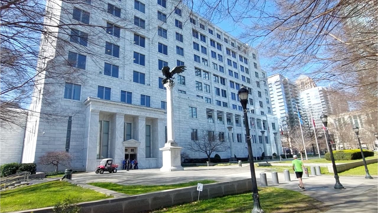 Investigan un incendio provocado afuera de la Reserva Federal en Atlanta