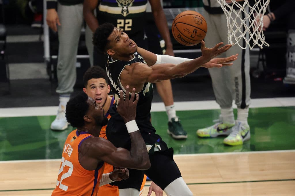 Giannis Antetokoumpo brilla con los Milwaukee Bucks y logran remontar una ventaja de 0-2 para quedar campeones de la NBA. Los Bucks vencieron a los Suns 98-105 en el sexto juego de las Finales.