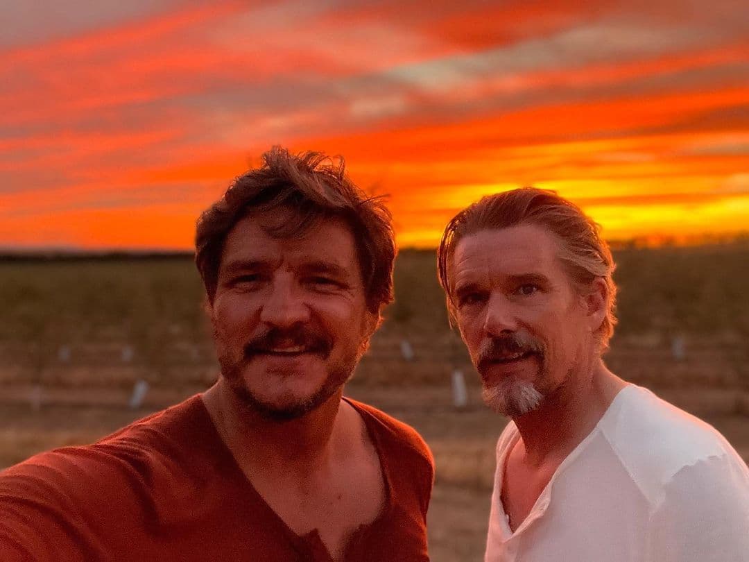 Pedro Pascal y Ethan Hawke en ‘Strange Way of Life’.