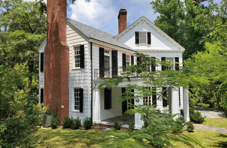 El documental lanzado en 2018 relata la muerte de K. Peterson, que tuvo lugar en la famosa residencia.
<br>