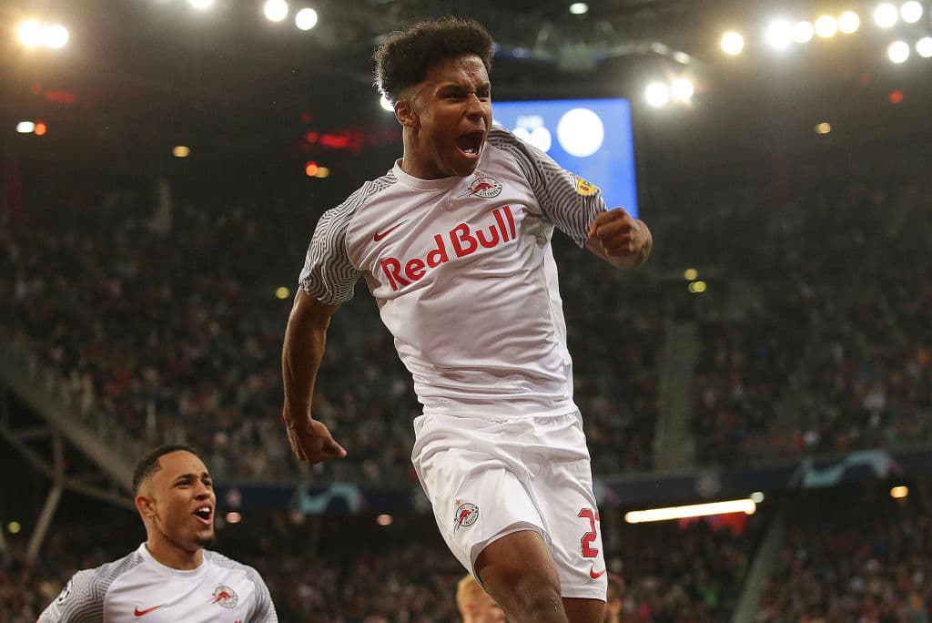 RB Salzburg se impone ante el Wolfsburg 3-1 durante la tercera fecha de la UEFA Champions League. Karim Adeyemi abrió el marcador para los locales a los pocos minutos del encuentro, pero Lukas Nmecha igualaba las cosas al 15’. Ya en la segunda mitad Noah Okafor, con doblete, aseguró el triunfo.