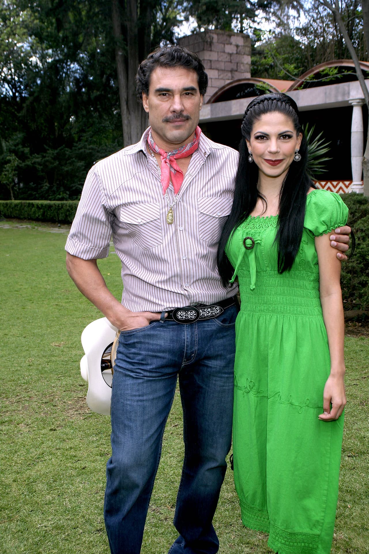 Después fue África Zavala quien mantuvo un romance con Eduardo Yáñez. Ellos comenzaron su noviazgo en 2015, durante las grabaciones de 'Amores con trampa', y se separaron tres año después.