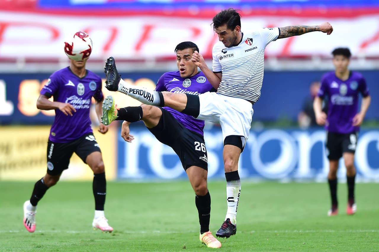 El partido se cierra y la pelota solo se juega en el mediocampo y con mucha fuerza.