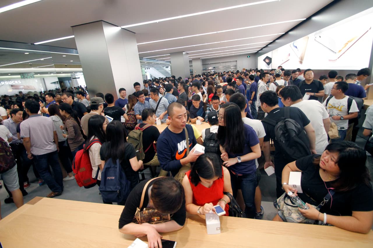 Consumidores en una tienda de Apple en Nanjing.
