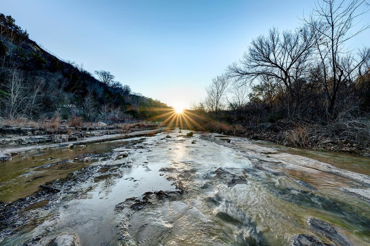 Los niveles de agua varían según la época del año. El mejor momento para ubicar las huellas es cuando los niveles de agua son bajos.