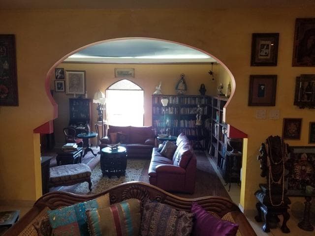 El interior de la casa comparte la personalidad de su antiguo dueño, gracias a los constantes encuentros de distintas texturas, colores y formas dentro de los dos niveles.