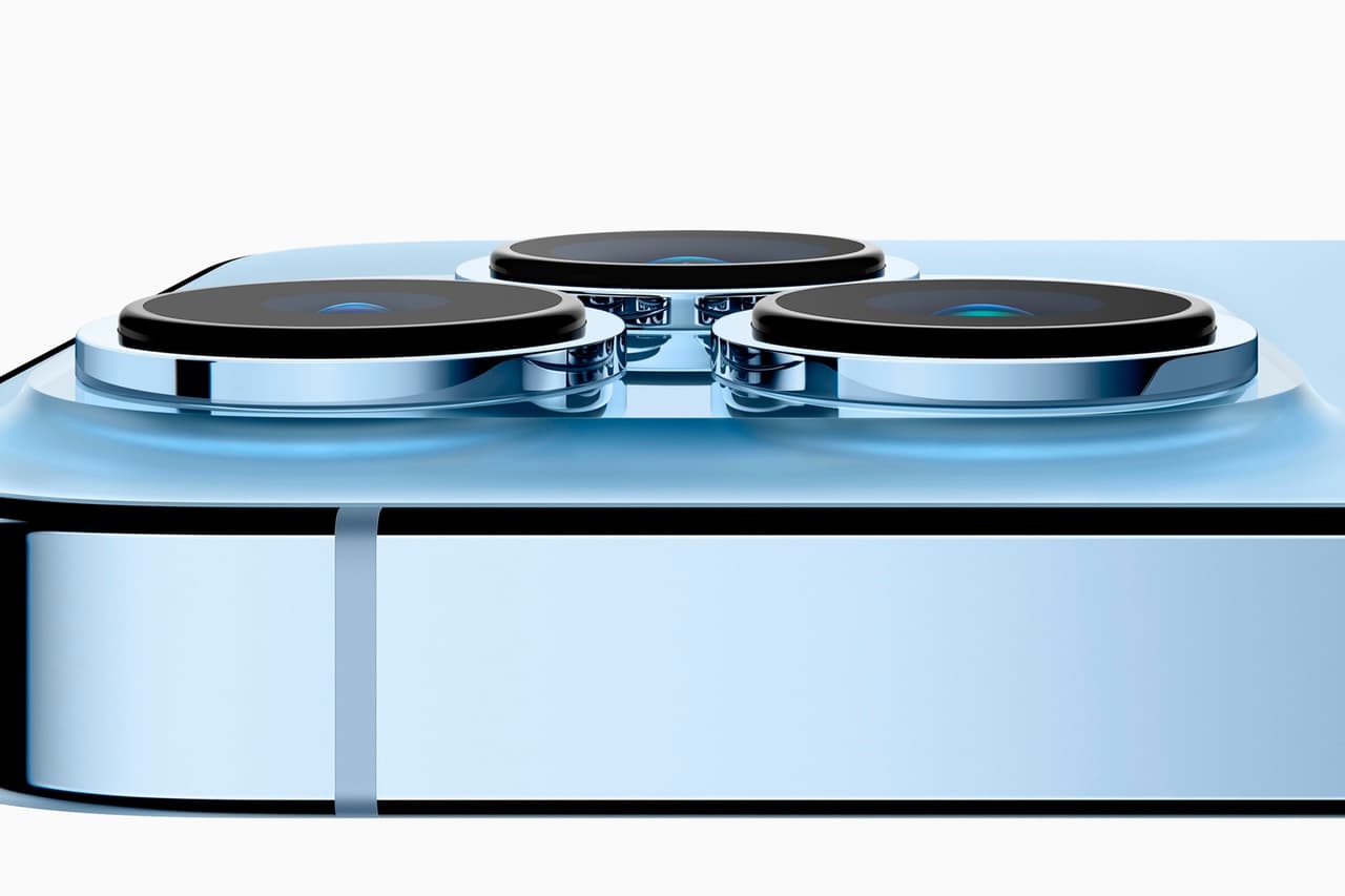 Los modelos también tienen mejoras en la batería y operan en la banda 5G y tendrán 1TB de capacidad de almacenamiento. Los teléfonos iPhone 13 Pro y el iPhone 13 Pro Max están disponibles con un tamaños de 6.1 pulgadas y 6.7 pulgadas de pantalla.