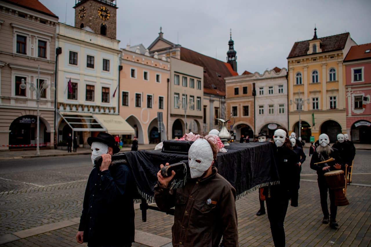 Cristianos enmascarados y protegidos contra la propagación del covid-19 en una procesión del Viernes Santo en Ceske Budejovice, República Checa.