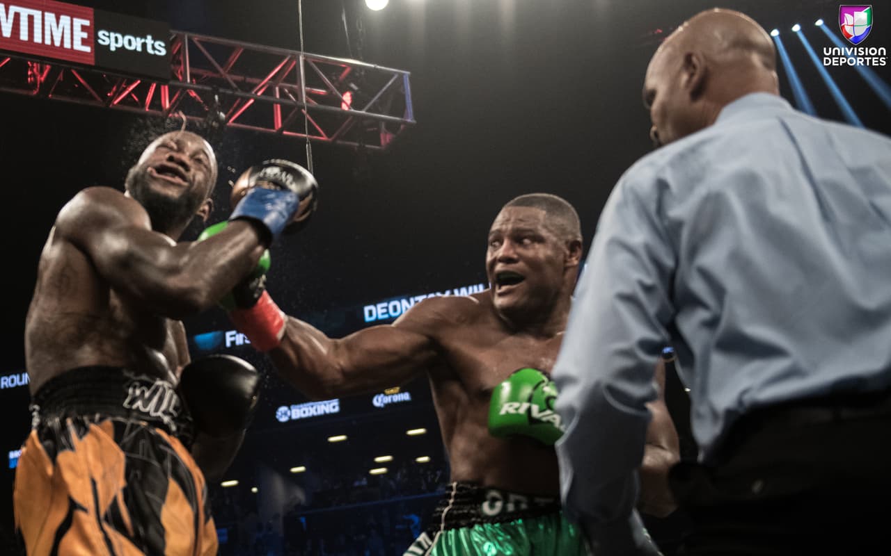 La pelea estelar en el Barclays Center de Brooklyn, una de las más esperadas en la categoría de los pesos completos, sobrepasó las expectativas de los aficionados. Luis Ortiz (28-1, 24 KOs) le complció la noche a Deontay Wilder (40-0, 39 KOs), pero el campeón sacó a relucir en el décimo round el poder que tiene en los nudillos para mandar al cubano a la lona en dos ocasiones y sellar la victoria.