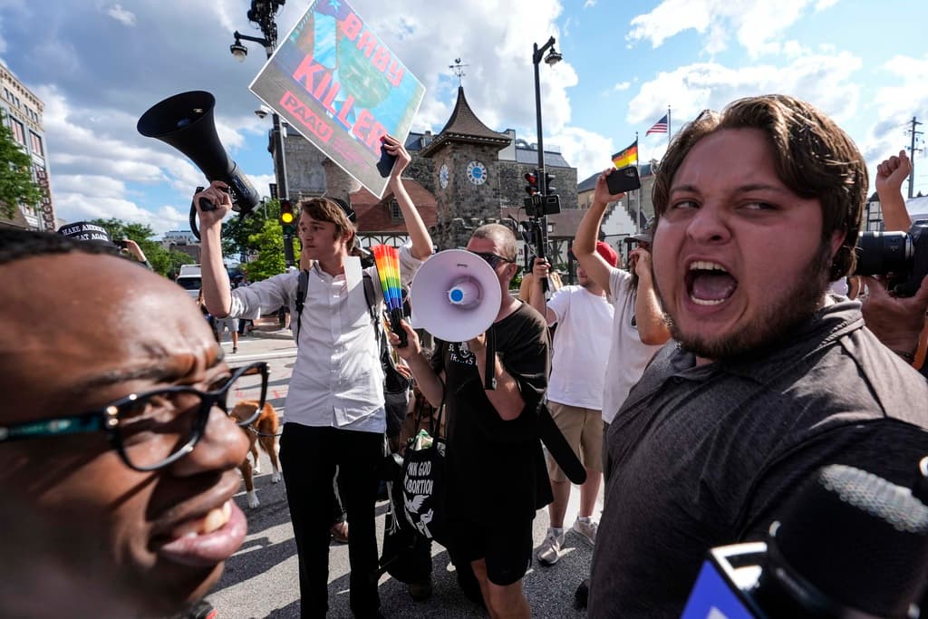 Al lugar también han llegado manifestantes para protestar contra iniciativas republicanas.