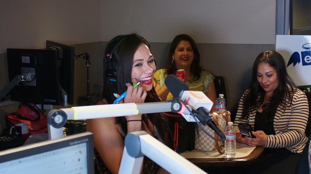 Carla Medrano enamoró a Gerardo Ortiz durante la entrevista del artista con 'El Bueno, La Mala y El Feo'.