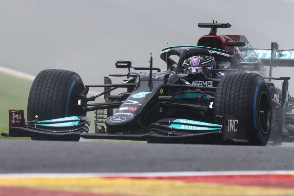 Max Verstappen aseguró la pole position con un tiempo de 1:59.765, sorpresivamente el piloto que consiguió el segundo mejor tiempo fue el británico George Russell con 2:00.086 y en la tercera plaza quedó el heptacampeón de la Fórmula 1, Lewis Hamilton, con un tiempo de 2:00.099.