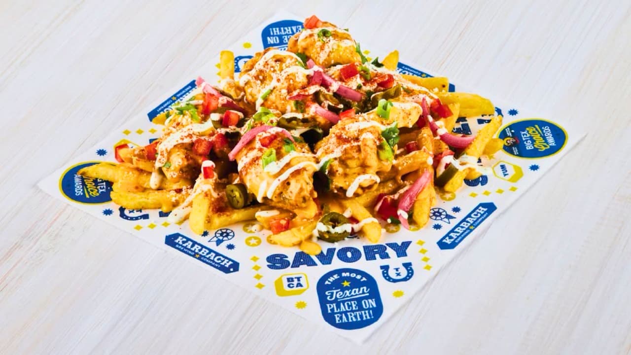 <h3 class="cms-H3-H3">Nacho Wings</h3> Cody y Lauren Hays reunieron
<b>alitas, nachos y papas fritas en una sola preparación. </b>
<br>Las alitas se sazonan
<b>con especias para tacos, se cubren con queso para nachos y se colocan sobre una cama de papas. </b>
<br>Encima llevan
<b>cilantro, cebollín, tomate, jalapeños, cebolla morada encurtida y queso cotija,</b> un queso mexicano salado que suele servirse desmoronado.
<br>El plato termina
<b>con aderezo ranch.</b>