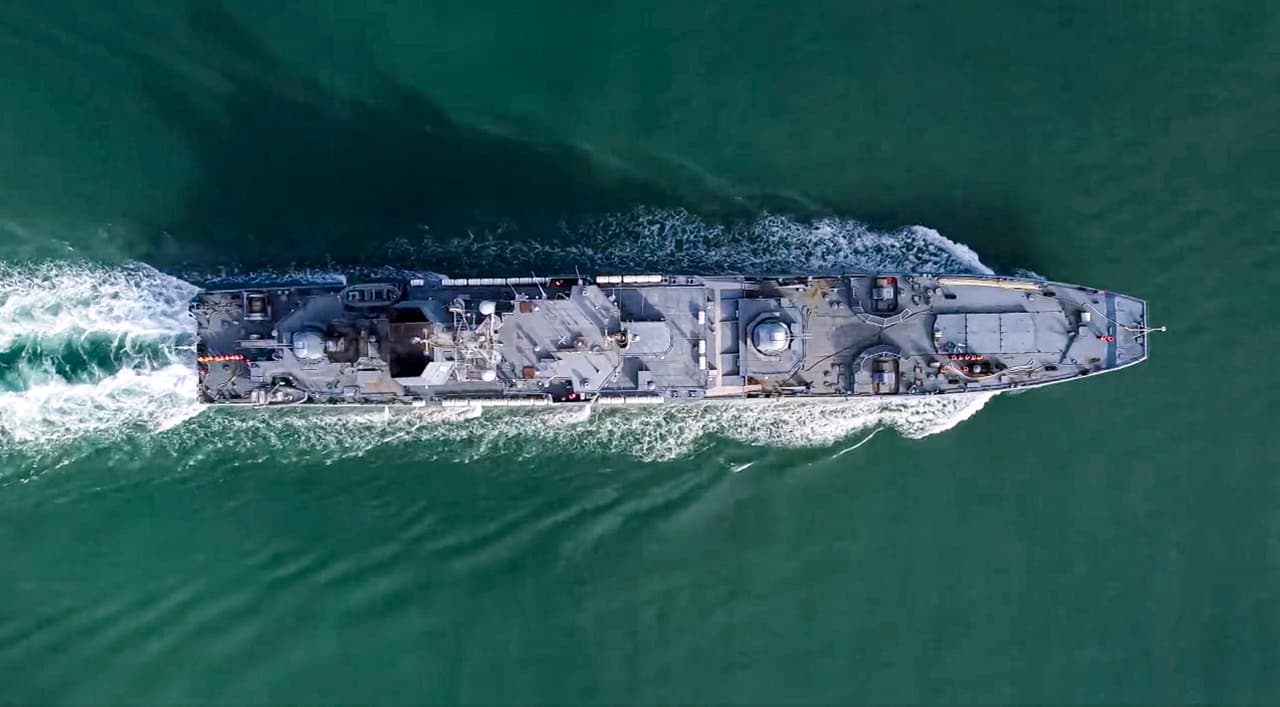Buque de guerra de Rusia rumbo a la península de Crimea en el Mar Negro.