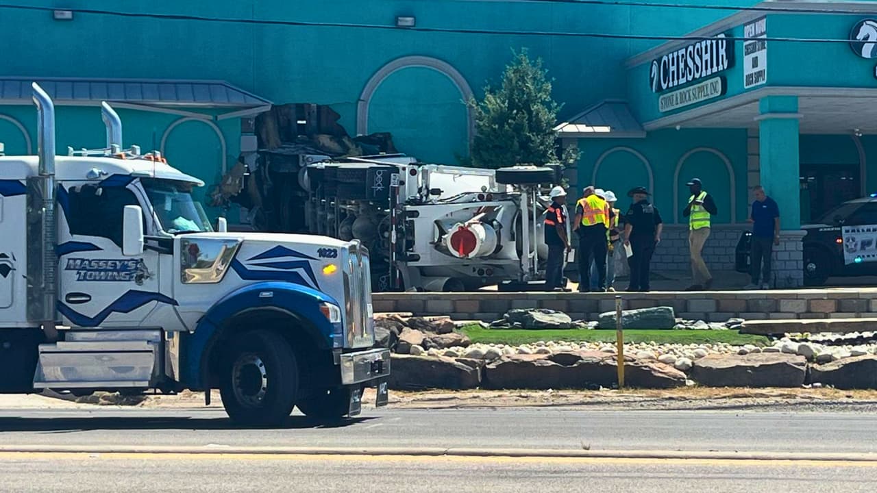 Un camión mezclador de concreto volcó en West Northwest Highway, en Dallas, sin dejar personas heridas.