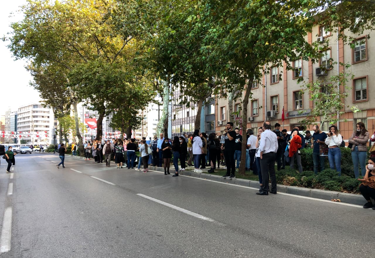 Tras la sacudida, miles de personas salieron a las calles, por temor a nuevas réplicas.