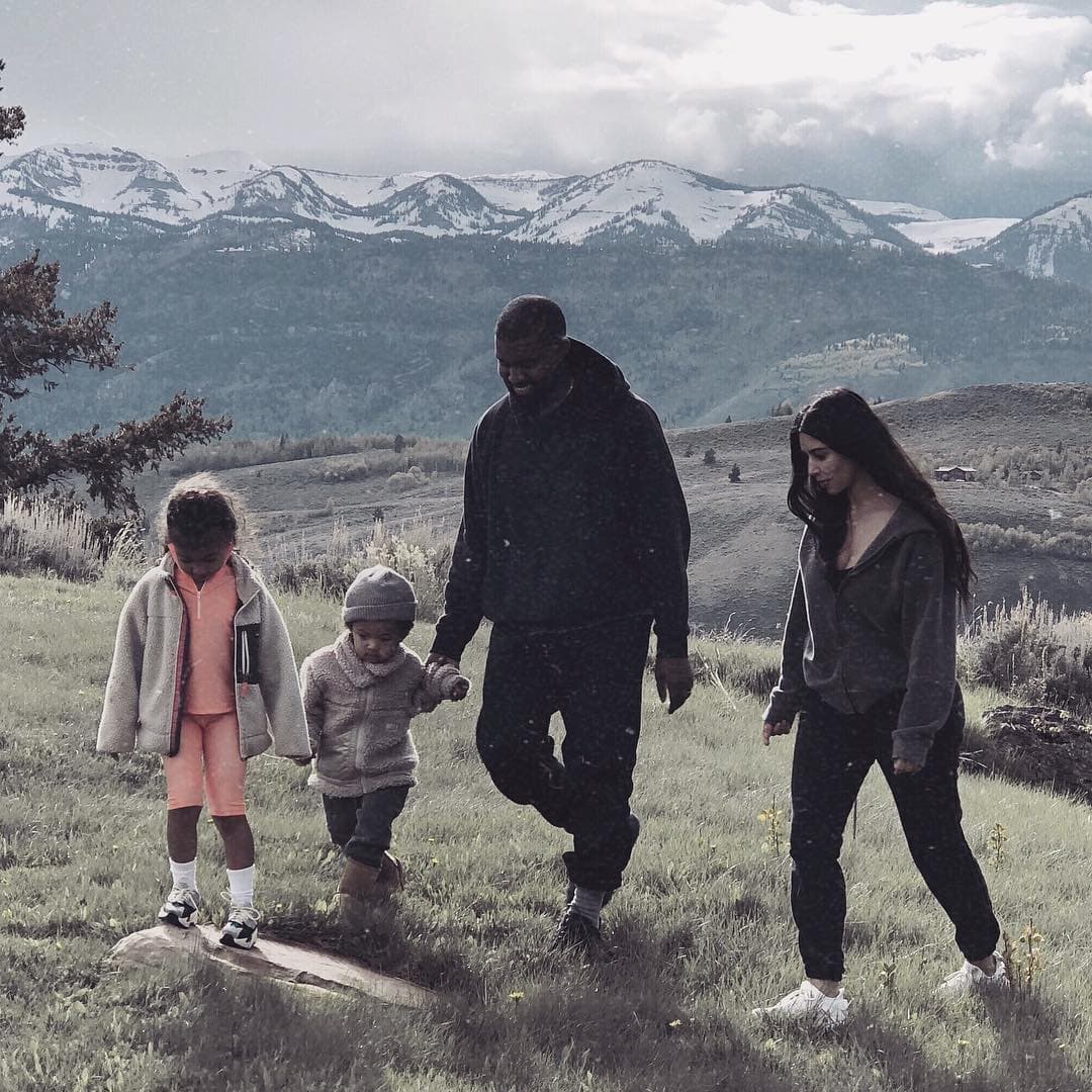 Kim también confesó que ahora que tendrá cuatro hijos, espera que las cosas sean “parejas” entre ella y su esposo Kanye West.
<br>