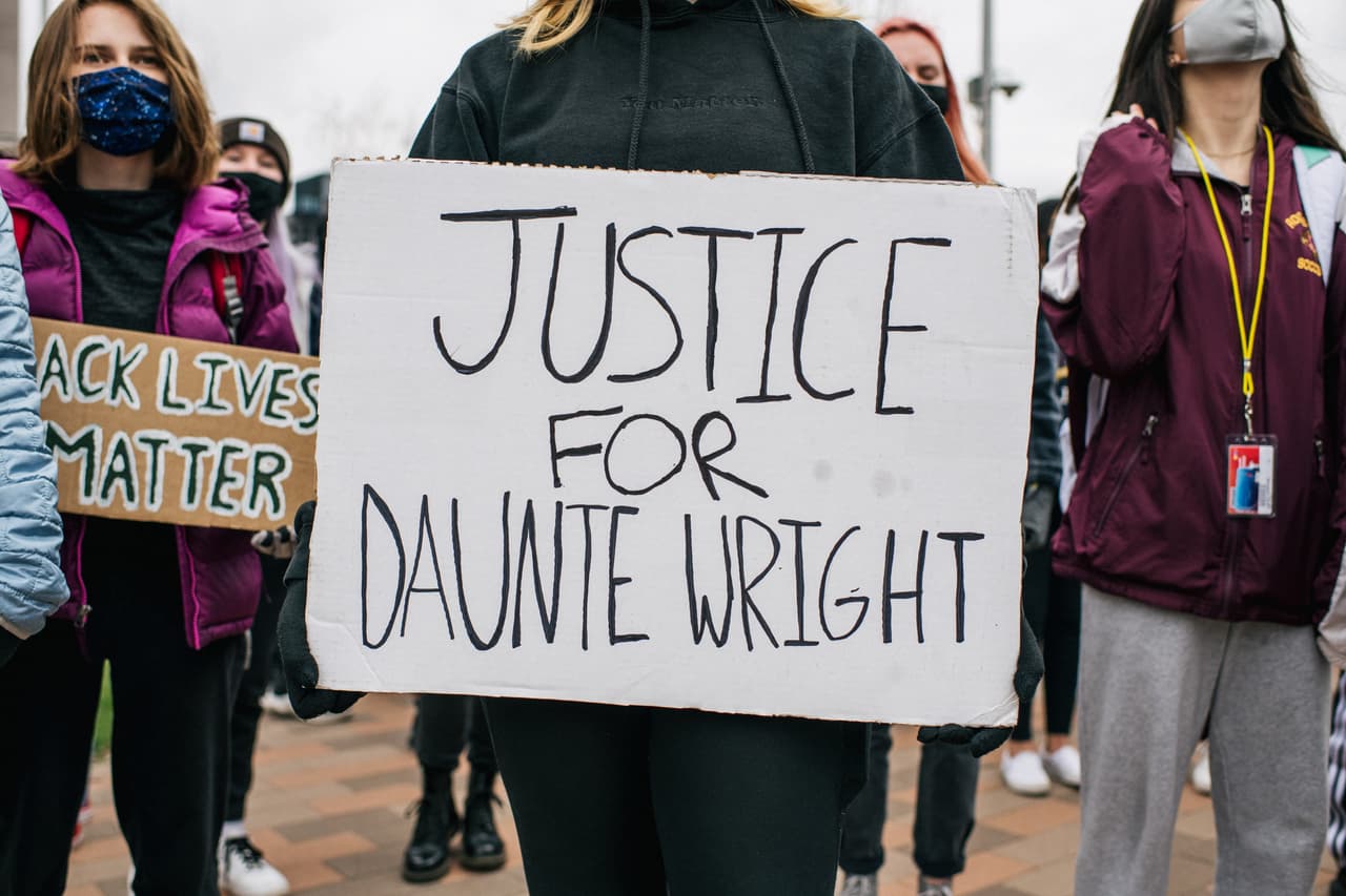 A la 1:47 pm, la hora en que un oficial de policía le disparó a Wright durante una parada de tránsito el pasado 11 de abril, los estudiantes guardaron un momento de silencio.