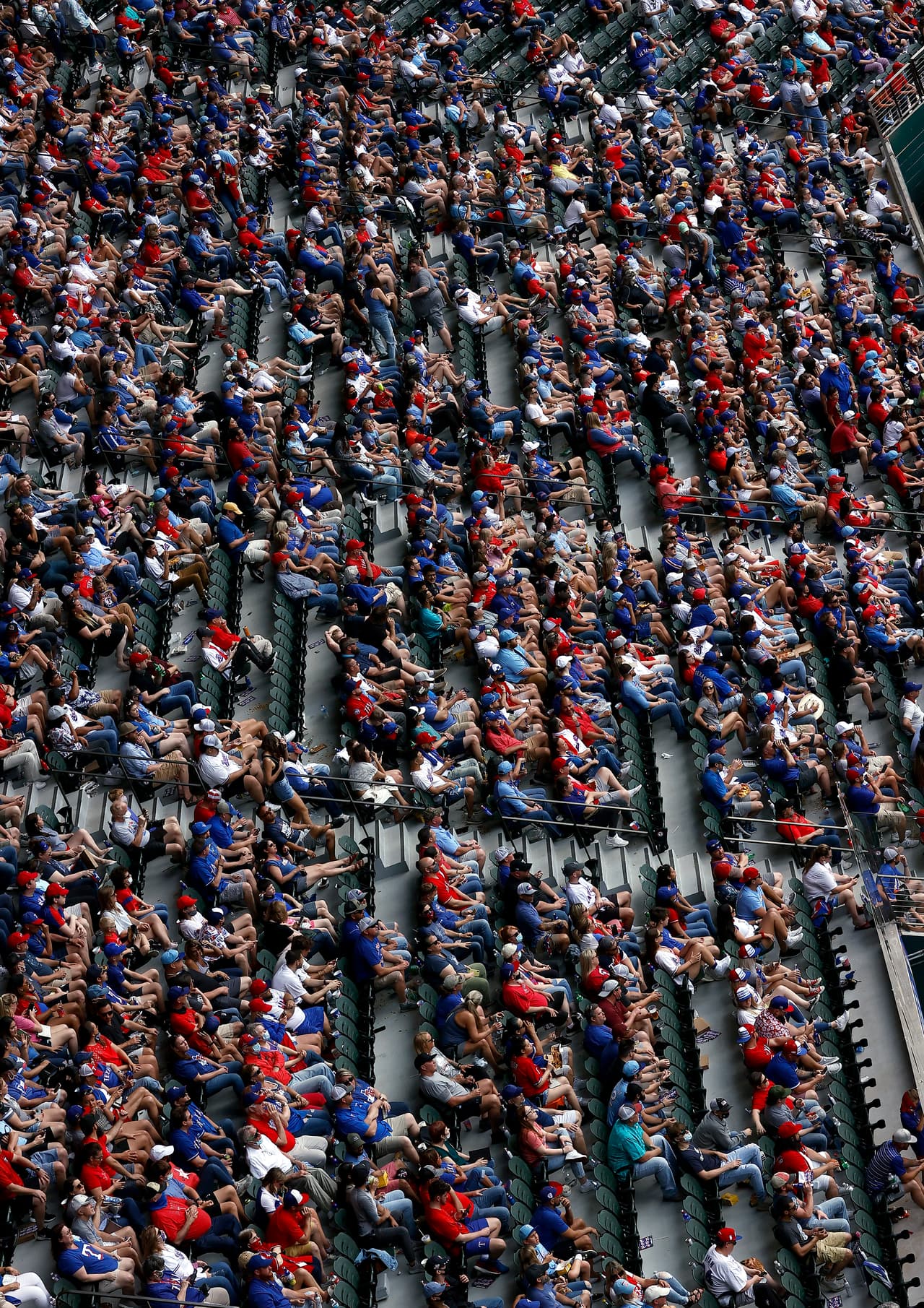 Los 37,238 asistentes llenaron el estadio Globe Life Field para presenciar el Blue Jays vs. Rangers Texas en tiempos de coronavirus.