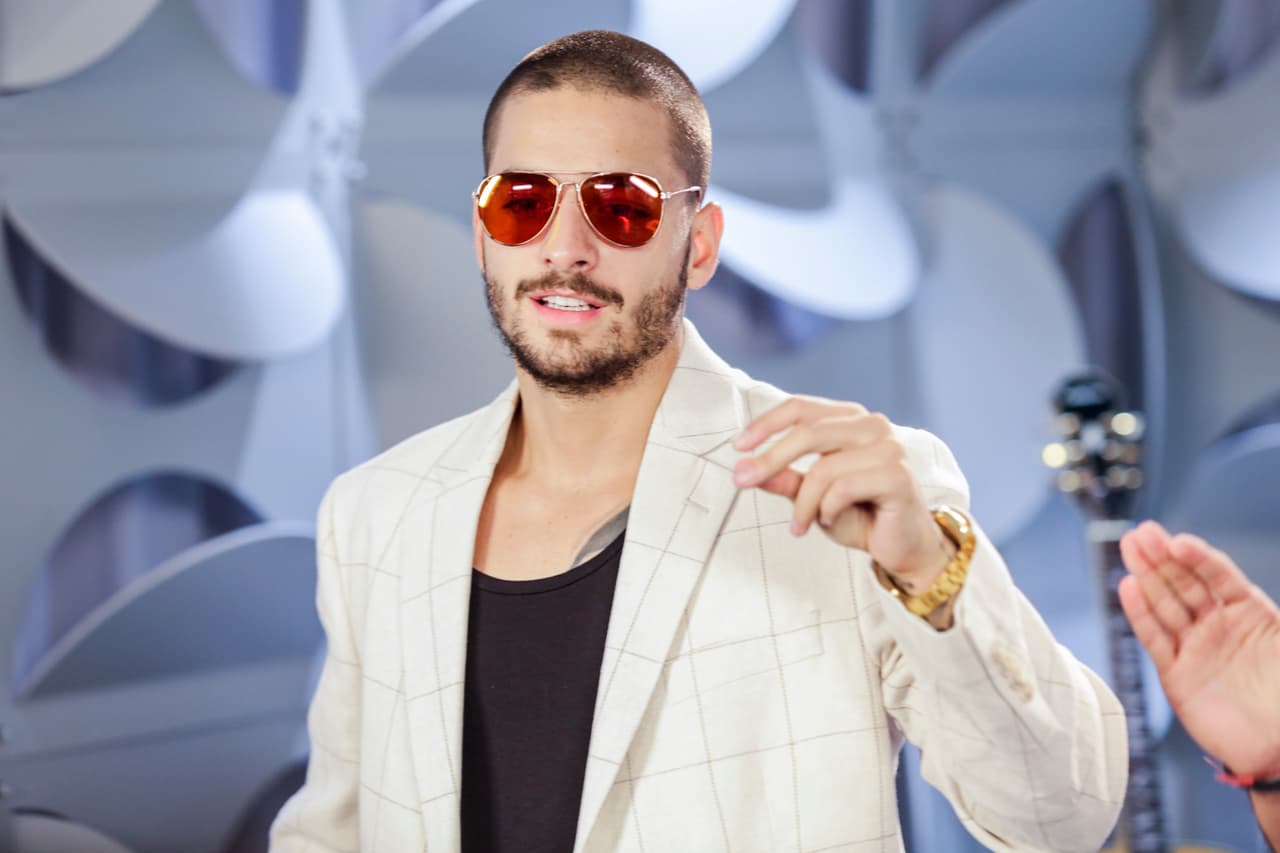 Las sorpresas continuaron en nuestro retro set con la visita de Maluma, que se colocó unas gafas muy a la Héctor Lavoe...