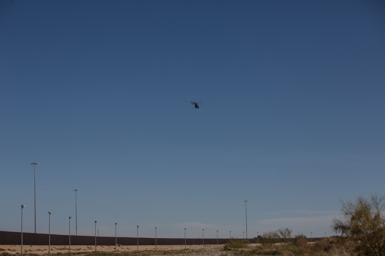 Un helicóptero de la Patrulla Fronteriza vigila desde el aire la frontera en el sector El Paso.
