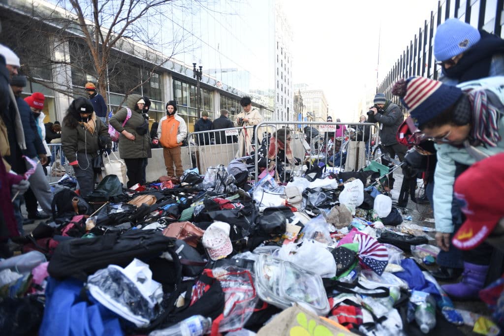 Entre los desechos se observó algunas
<b>banderas con leyendas alusivas al presidente Trump.</b>