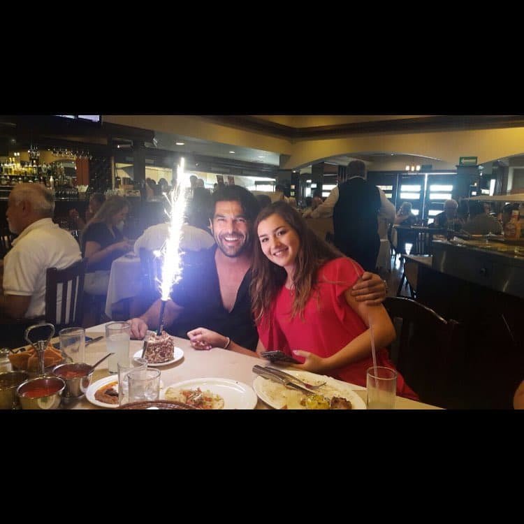 La hija de Carmona comparte a través de sus redes sociales fotos de los momentos que pasa con sus famosos padres.