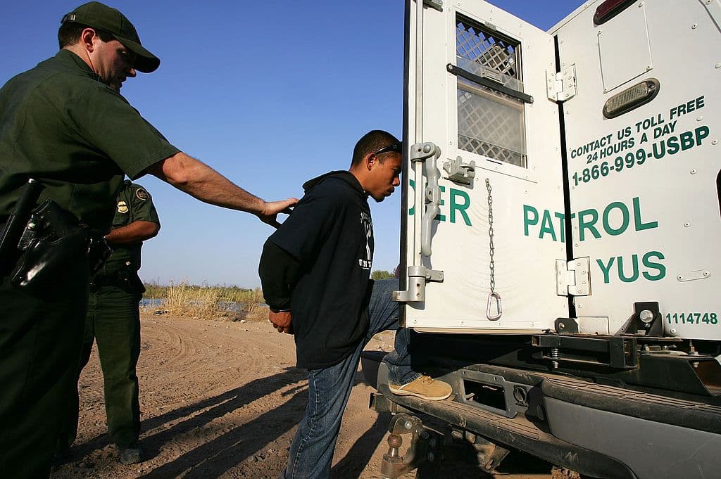 Policía de Arizona no podrá detener a una persona solo por sospechar que es un indocumentado