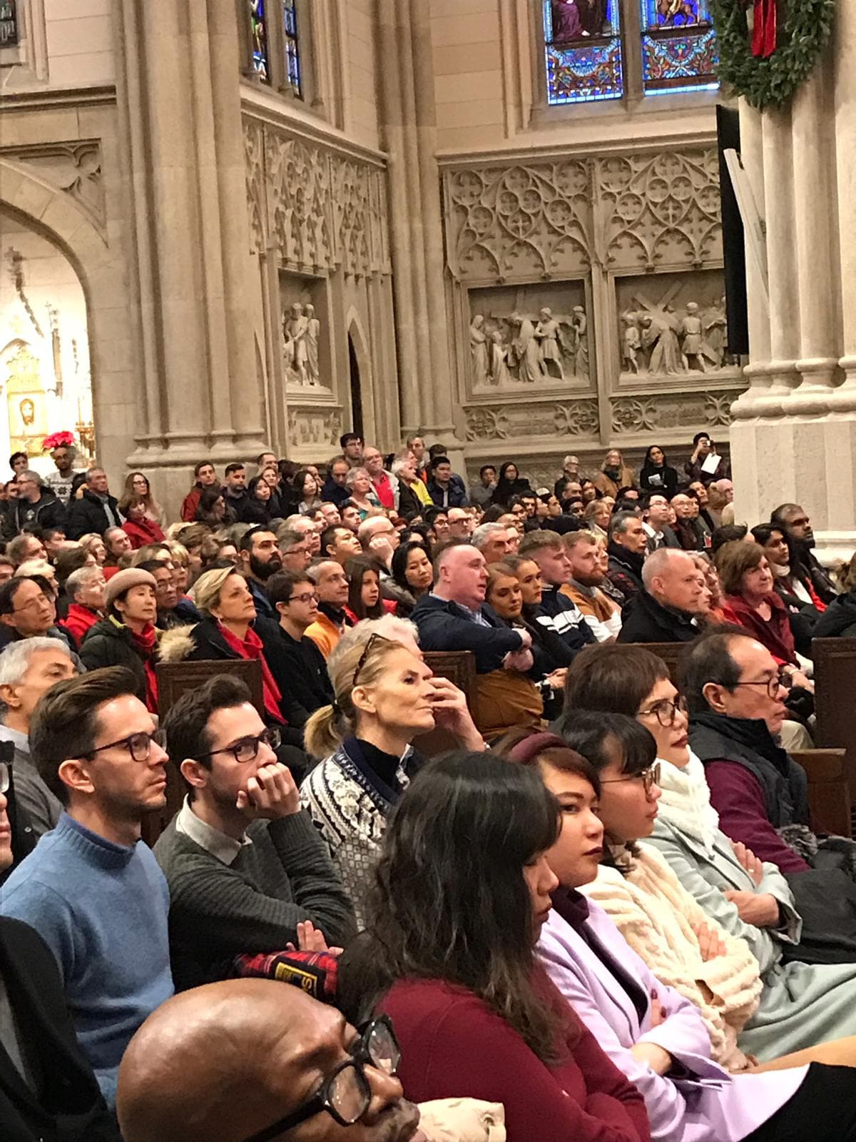 Cientos se reunieron para escuchar el mensaje de esperanza de la iglesia.