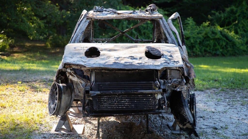 Solo se reconoce por las tomas de aire en el capó, ruedas deportivas, el gran radiador e intercooler y jaula antivuelco.