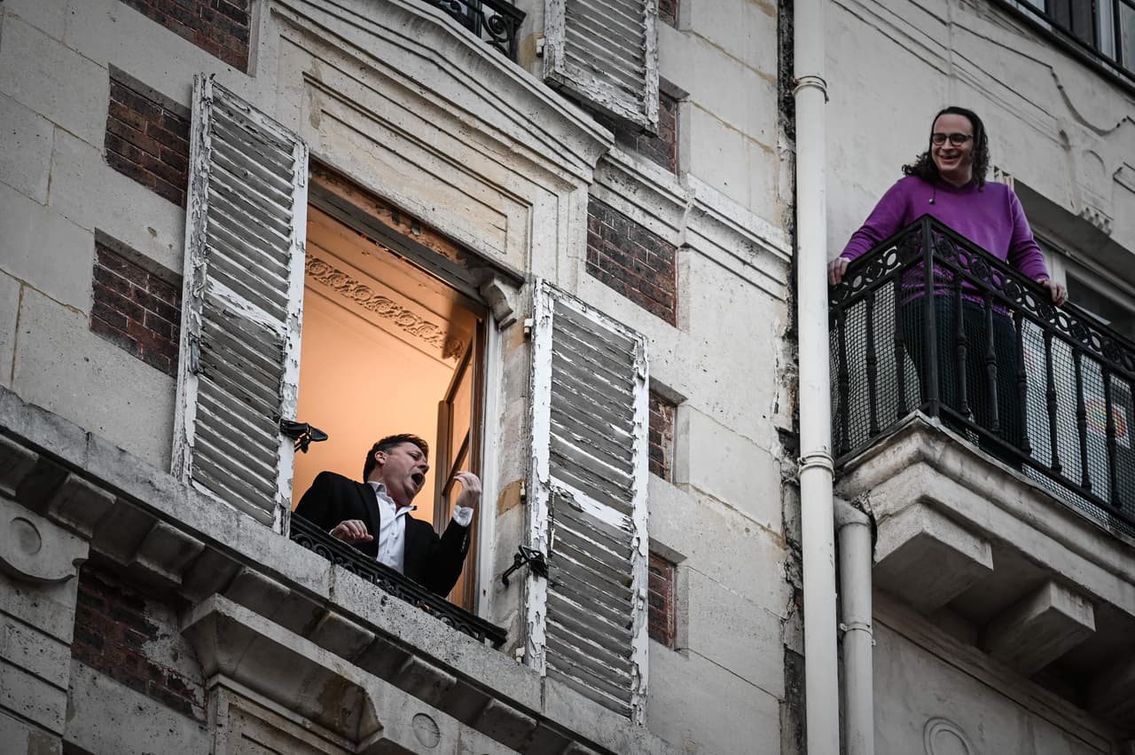 <b>22 de marzo de 2020: los casos globales se duplican en una semana, llegando a casi 330,000.</b>
<br>
<br>El número de casos confirmados de coronavirus en todo el mundo más que se duplica en una semana y supera los 330,000. Estados Unidos superó los 32.000 casos confirmados, cifra 10 veces mayor frente a la semana previa.
<br>
<br>En la fotografía, el cantante de ópera Stephane Senechal interpretando una pieza desde la ventana de su apartamento en París, el 26 de marzo.
<a href="https://www.univision.com/noticias/estados-unidos/una-pandemia-protestas-y-tensas-elecciones-el-2020-ha-sido-un-ano-duro-pero-estas-fotos-nos-ayudan-a-mantener-la-esperanza-fotos"> <u>Era el décimo día de un cierre estricto en Francia</u></a>.
