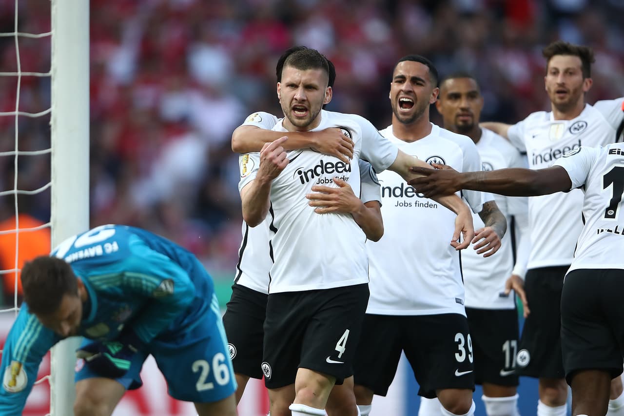 Ante Rebicmarcó al minuto 11 el gol de la ventaja para Einctracht Frankfurt.