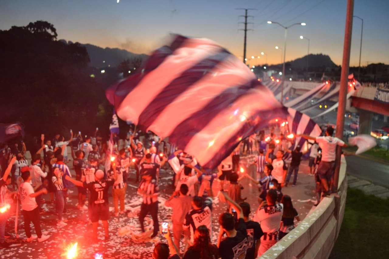 Así recibe la afición de Monterrey a sus jugadores previo a la final de Concacaf Liga de Campeones.