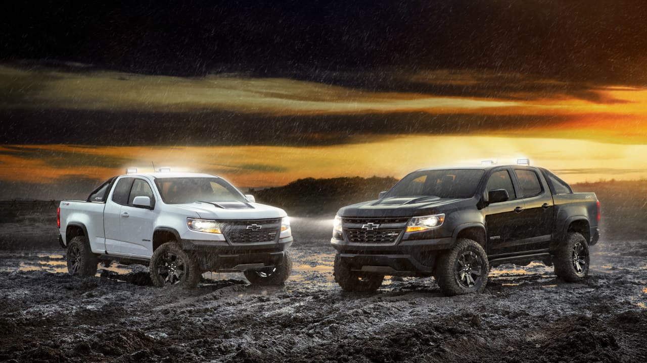 Los festejos por los 100 años de las pick ups Chevrolet continúan y toca el turno a la
<b>Colorado ZR2</b> de hacer gala de dos ediciones especiales denominadas Midnight y Dusk, las cuales se suman a la Colorado Edición Centenario que ya se había anunciado.
<br>La intención es ofrecer a los clientes amantes de las pick ups
<b>más opciones de personalización</b>, considerando que el segmento donde participa la Colorado ZR2 es para personas que la utilizan tanto para viajes de aventura como para el manejo diario. Y que mejor lugar para presentarlas que el SEMA show.
<br>