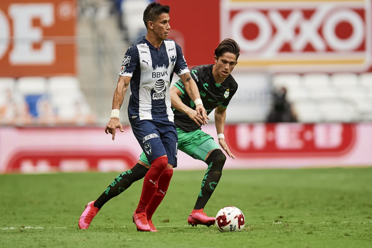 Pasada la media hora de juego, Monterrey ponía un balón en el travesaño.